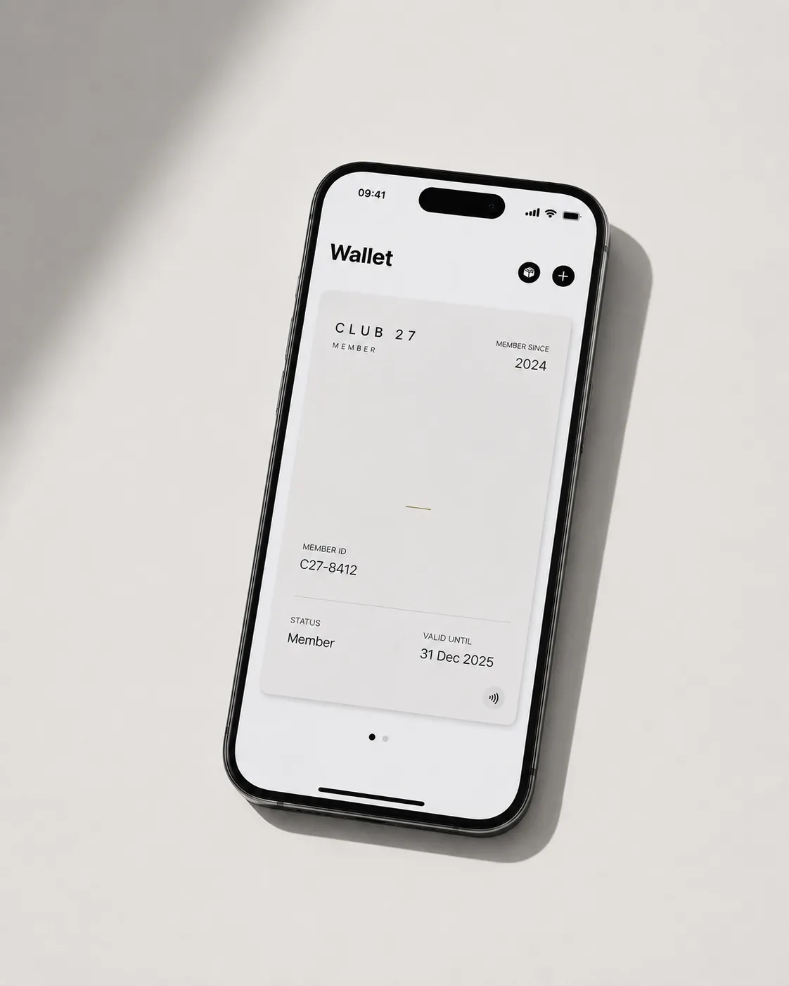Un iPhone posé à plat affiche une carte de fidélité dans Apple Wallet